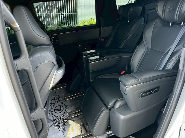 LEXUS凌志 LM350H  第14張相片