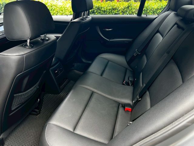 BMW寶馬 318D SEDAN  第9張相片