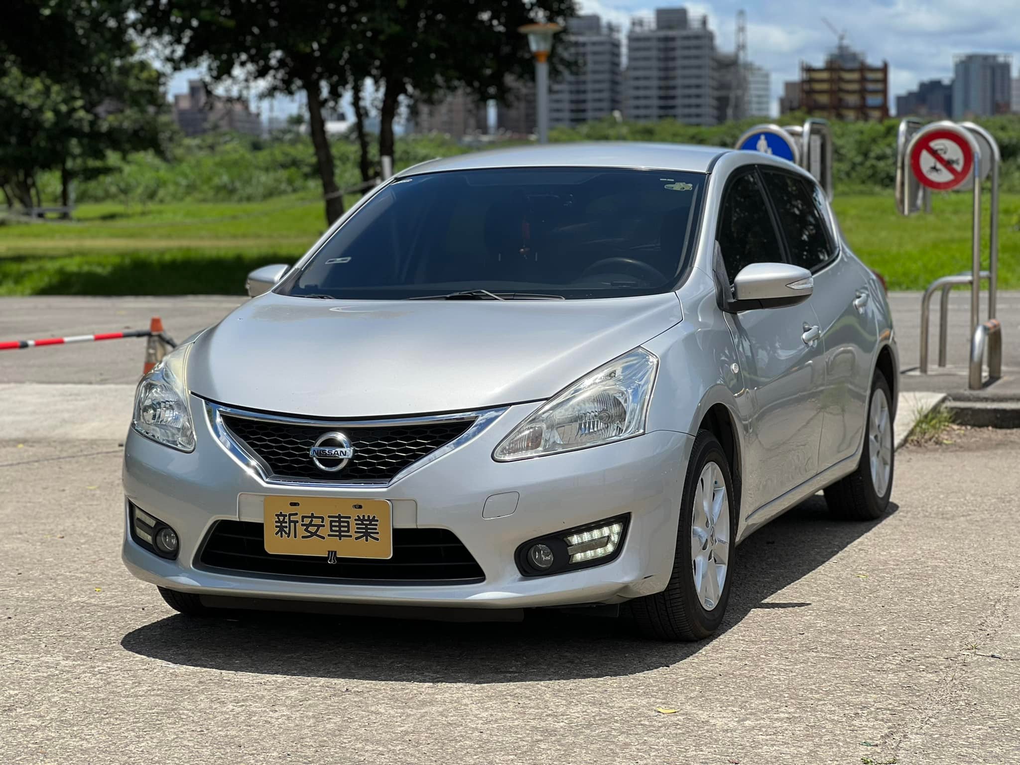 實車實價 2013 TIIDA 豪華版 一手車 保證實價18.8萬  第1張相片