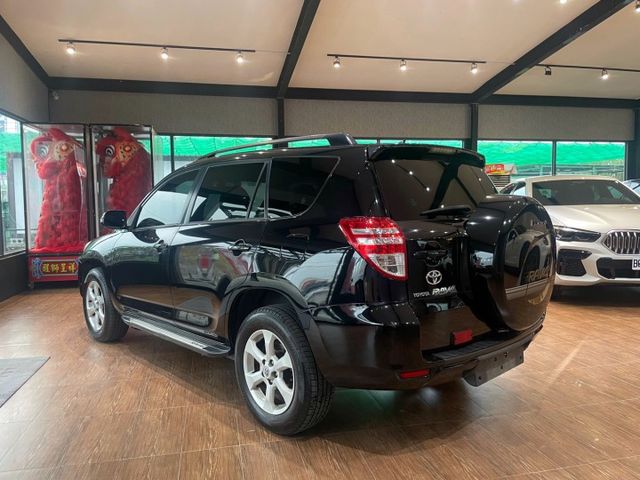 2011 TOYOTA RAV4 黑 原版件 愛上山愛下海愛帶家人出遊  好爸爸休旅車首選 這台真的很漂亮  第4張相片