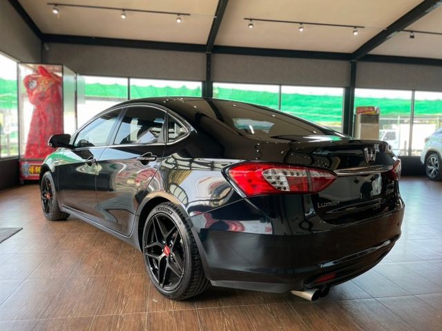 台灣之光 Cp高優質轎車  2013 LUXGEN S5 黑 原版件 里程保證 已認證  第4張相片
