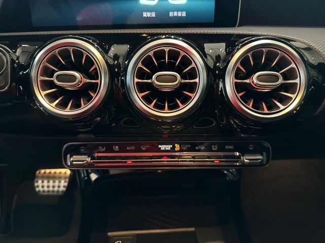 CP值超高 小資族首選 2019 Benz A250 AMG 4Matic 僅跑4.2萬公里 里程保證 原版件 已認證  第16張相片