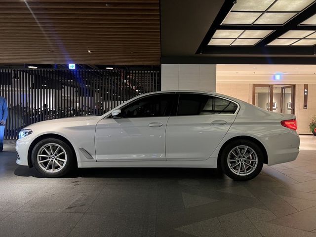 市場唯一 有跟車 稀有2018 BMW 520D 白 總代里里程7.9萬公里 里程保證 原版件 可配合第三方認證 已認證  第2張相片