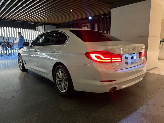 市場唯一 有跟車 稀有2018 BMW 520D 白 總代里里程7.9萬公里 里程保證 原版件 可配合第三方認證 已認證  第3張相片