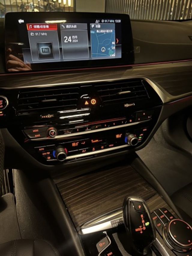 市場唯一 有跟車 稀有2018 BMW 520D 白 總代里里程7.9萬公里 里程保證 原版件 可配合第三方認證 已認證  第15張相片