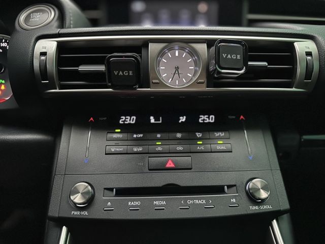 日系熱銷款 不敗款 2016 Lexus IS200t 豪華版 僅跑15.7萬 里程保證 原版件 已認證  第17張相片