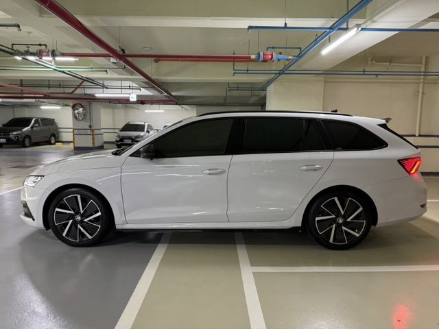 市場唯一 限量300台 冠軍套件 2024 Octavia Combi 1.5 TSI 原鈑件 里程保證 已認證  第4張相片