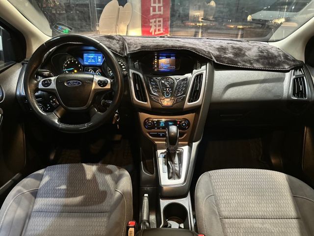 年輕人的最愛五門小車之一2015  Focus 5D 1.6 汽油時尚型 原版件 里程保證 已認證  第8張相片