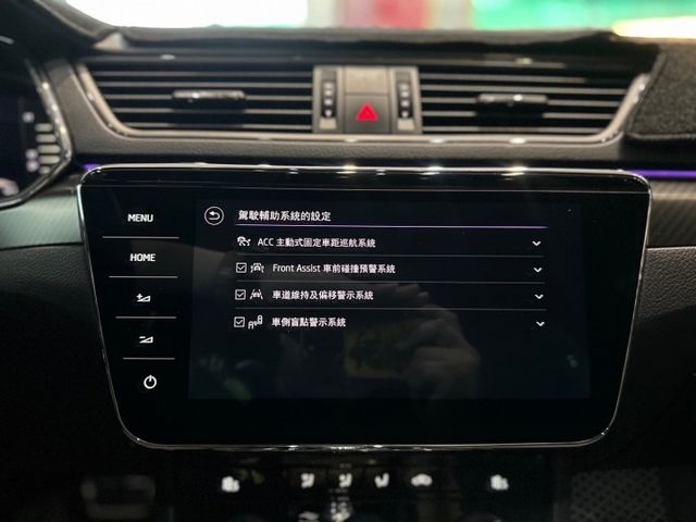 市場稀有 這個幾乎是台新車 2023 Skoda Superb Sportline 里程保證 原版件 已認證  第13張相片