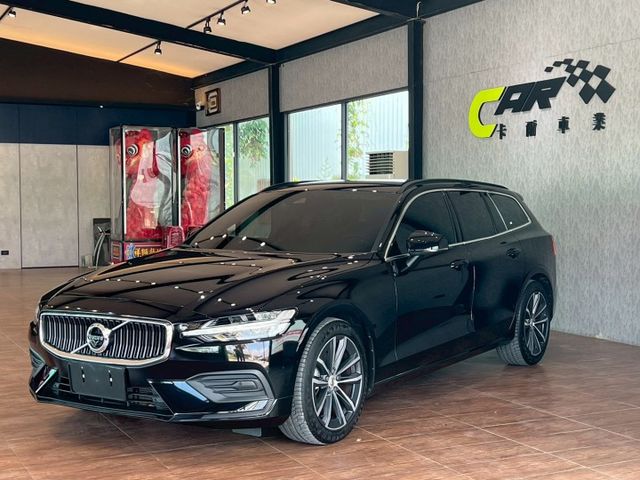 市場里程最少 根本就新車 2022 Volvo V60 B4 Momentum 黑 原版件 里程保證 已認證  第1張相片