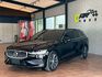 市場里程最少 根本就新車 2022 Volvo V60 B4 Momentum 黑 原版件 里程保證 已認證  第1張縮圖