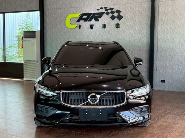 市場里程最少 根本就新車 2022 Volvo V60 B4 Momentum 黑 原版件 里程保證 已認證  第2張相片