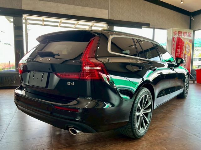 市場里程最少 根本就新車 2022 Volvo V60 B4 Momentum 黑 原版件 里程保證 已認證  第3張相片