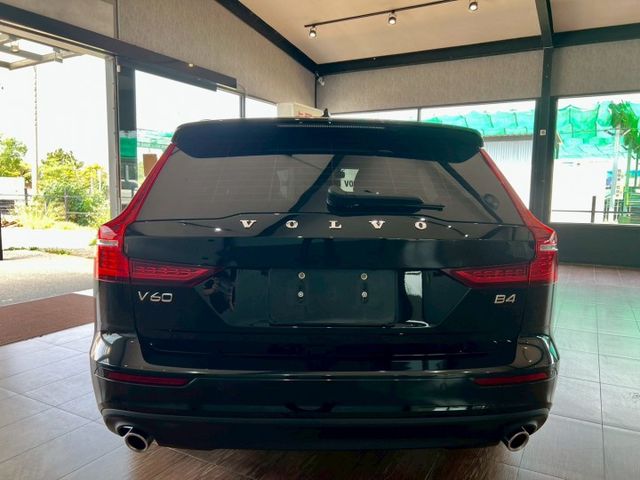 市場里程最少 根本就新車 2022 Volvo V60 B4 Momentum 黑 原版件 里程保證 已認證  第4張相片