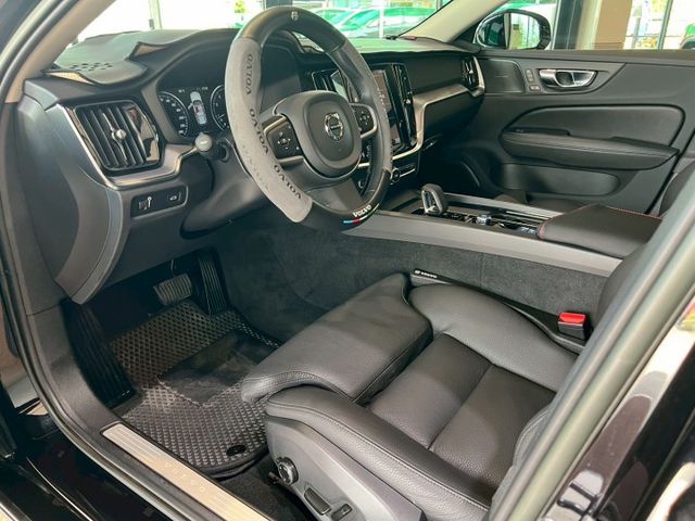 市場里程最少 根本就新車 2022 Volvo V60 B4 Momentum 黑 原版件 里程保證 已認證  第8張相片