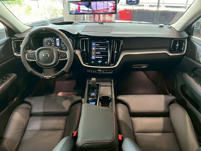 市場里程最少 根本就新車 2022 Volvo V60 B4 Momentum 黑 原版件 里程保證 已認證  第9張相片