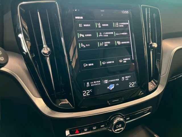 市場里程最少 根本就新車 2022 Volvo V60 B4 Momentum 黑 原版件 里程保證 已認證  第14張相片