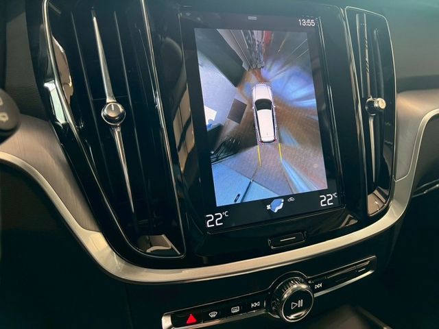 市場里程最少 根本就新車 2022 Volvo V60 B4 Momentum 黑 原版件 里程保證 已認證  第15張相片