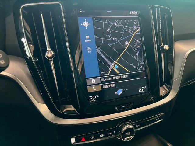 市場里程最少 根本就新車 2022 Volvo V60 B4 Momentum 黑 原版件 里程保證 已認證  第16張相片