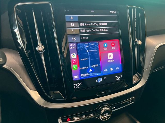 市場里程最少 根本就新車 2022 Volvo V60 B4 Momentum 黑 原版件 里程保證 已認證  第17張相片
