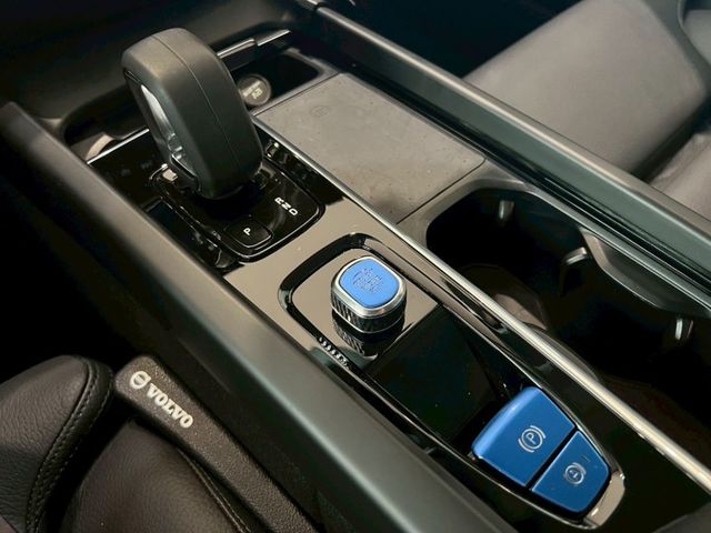 市場里程最少 根本就新車 2022 Volvo V60 B4 Momentum 黑 原版件 里程保證 已認證  第18張相片