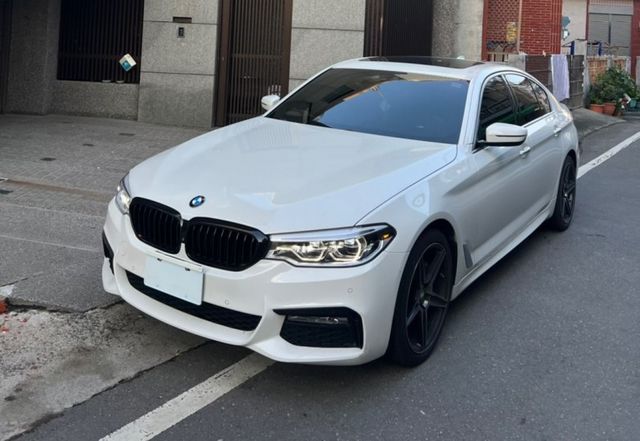 氣氛嘎吶新車 配備不錯 小姐姐用車 2017 BMW 530i M-Sport XDRIVE 原版件 里程保證 已認證  第1張相片