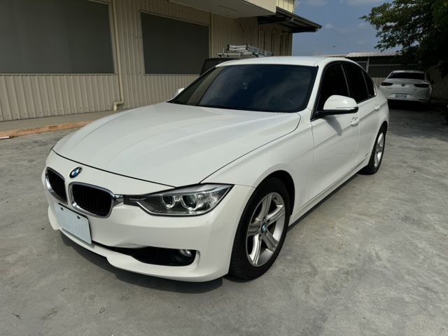 年輕人剛入手便宜進口車 2015 BMW 320i 白 里程保證 已認證  第1張相片