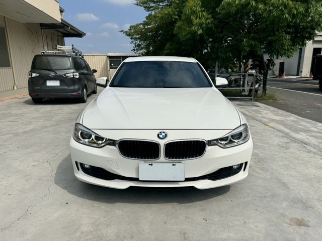 年輕人剛入手便宜進口車 2015 BMW 320i 白 里程保證 已認證  第2張相片