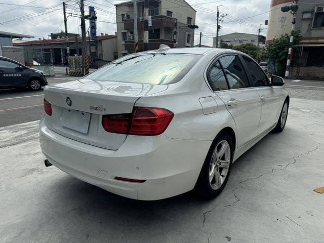 年輕人剛入手便宜進口車 2015 BMW 320i 白 里程保證 已認證  第3張相片