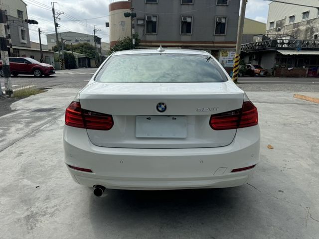 年輕人剛入手便宜進口車 2015 BMW 320i 白 里程保證 已認證  第4張相片
