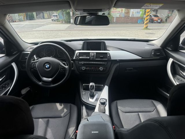 年輕人剛入手便宜進口車 2015 BMW 320i 白 里程保證 已認證  第6張相片