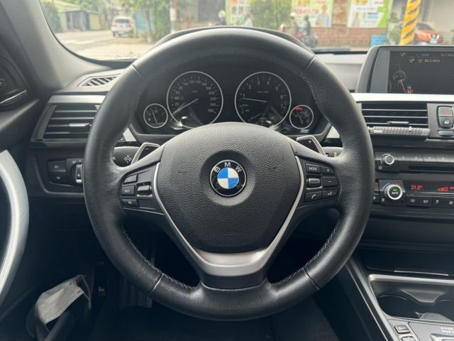 年輕人剛入手便宜進口車 2015 BMW 320i 白 里程保證 已認證  第7張相片