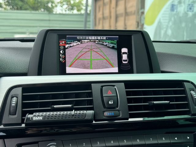 年輕人剛入手便宜進口車 2015 BMW 320i 白 里程保證 已認證  第10張相片