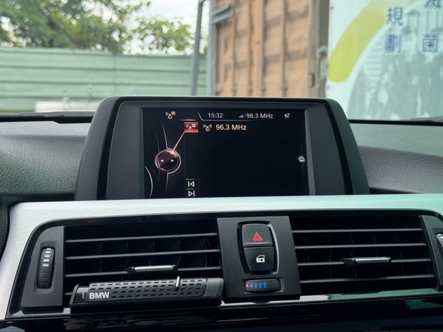 年輕人剛入手便宜進口車 2015 BMW 320i 白 里程保證 已認證  第11張相片