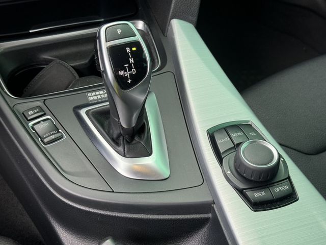 年輕人剛入手便宜進口車 2015 BMW 320i 白 里程保證 已認證  第13張相片