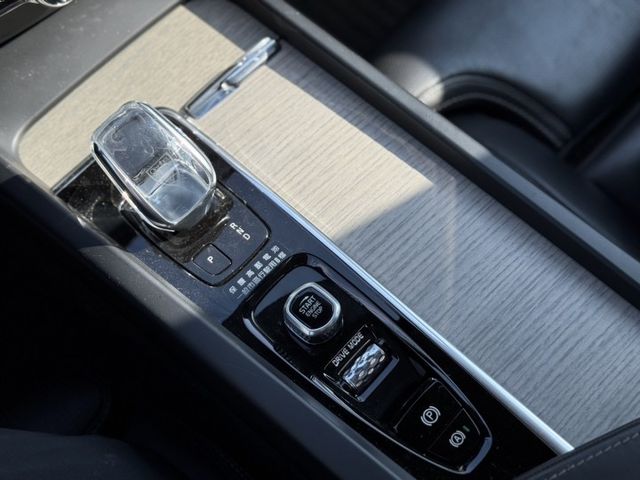 市場稀有CP值超高的一台車 2020 Volvo XC60 T8 Inscription版 原鈑件 里程保證 已認證  第16張相片