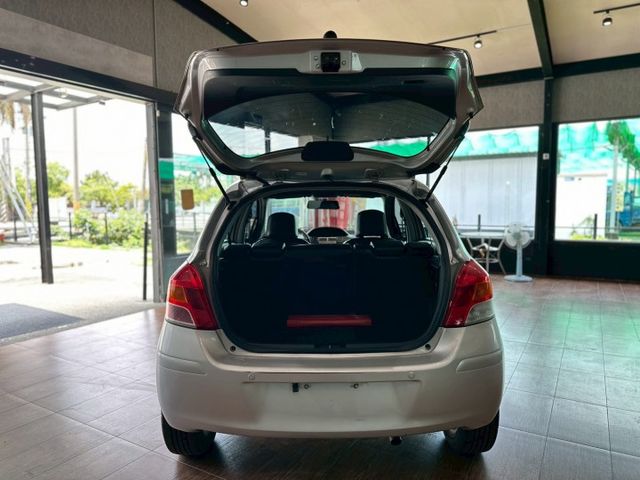 油耗極省 市區穿梭靈活 2011 Toyota Yaris G版 銀 里程保證  第7張相片