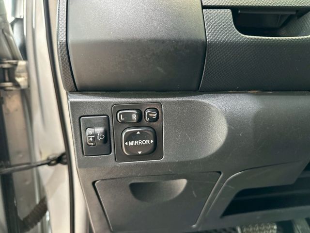 油耗極省 市區穿梭靈活 2011 Toyota Yaris G版 銀 里程保證  第11張相片