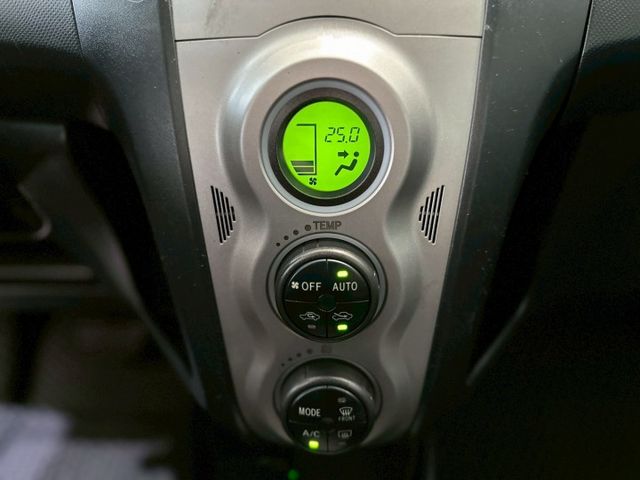 油耗極省 市區穿梭靈活 2011 Toyota Yaris G版 銀 里程保證  第13張相片