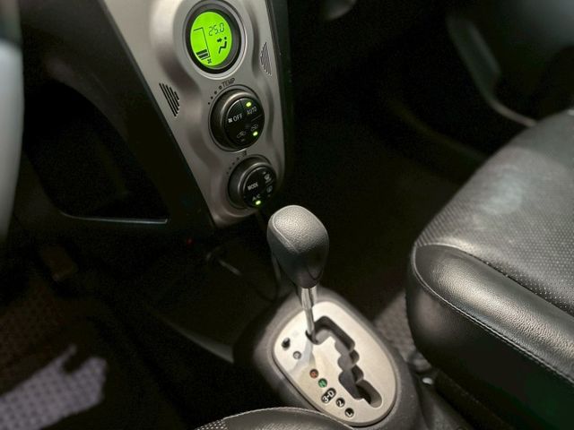 油耗極省 市區穿梭靈活 2011 Toyota Yaris G版 銀 里程保證  第14張相片