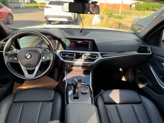 年輕人都愛熱門車 2019 BMW 330i Sedan Luxury Line 里程保證 已認證  第8張相片