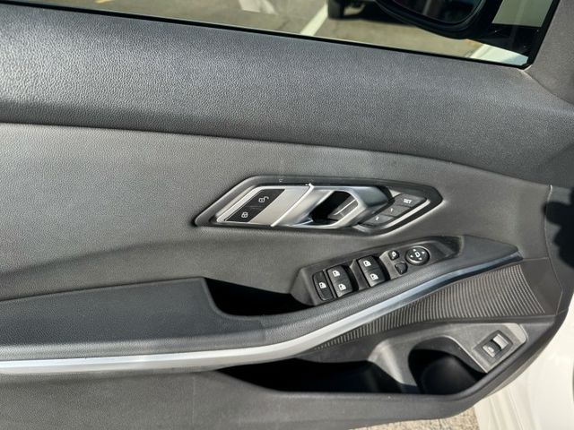 年輕人都愛熱門車 2019 BMW 330i Sedan Luxury Line 里程保證 已認證  第11張相片