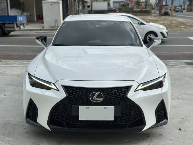 日系熱銷款 2023 Lexus IS 300h F Sport版 原版件 里程保證 已認證  第2張相片