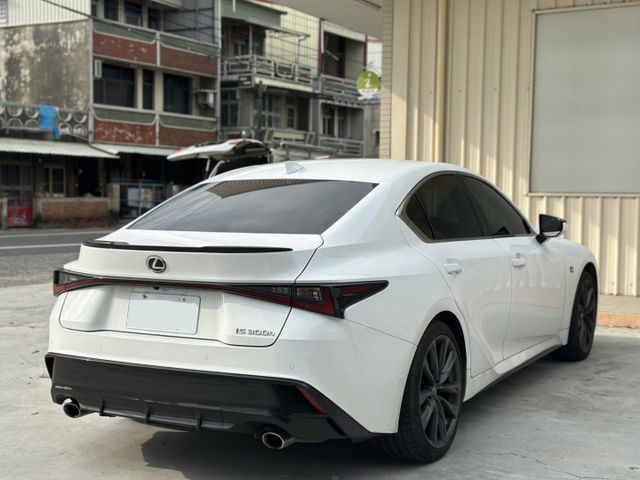 日系熱銷款 2023 Lexus IS 300h F Sport版 原版件 里程保證 已認證  第3張相片