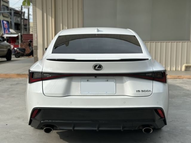 日系熱銷款 2023 Lexus IS 300h F Sport版 原版件 里程保證 已認證  第4張相片