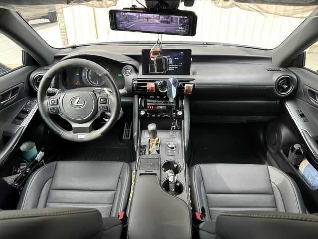 日系熱銷款 2023 Lexus IS 300h F Sport版 原版件 里程保證 已認證  第8張相片