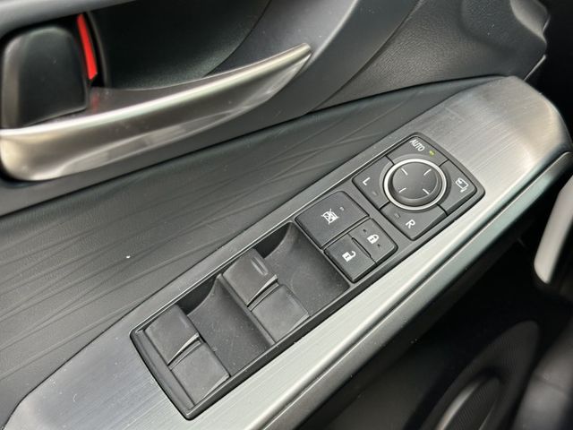 日系熱銷款 2023 Lexus IS 300h F Sport版 原版件 里程保證 已認證  第10張相片