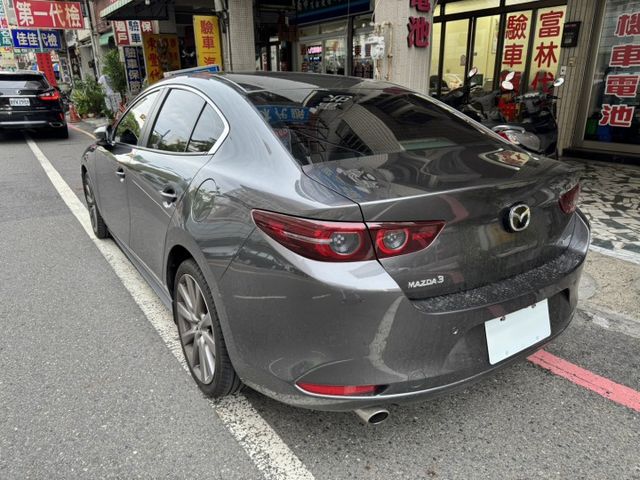 社會新鮮人接受度極高2020 Mazda 3 4D 頂級版 原版件 里程保證 一手車 原廠保養 已認證  第4張相片
