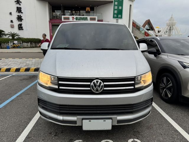 VW T6 CARAVELLE LWB手排 倒車雷達/恆溫空調/第三排座椅 原版件 稀有的商務車 定期保養已認證  第2張相片