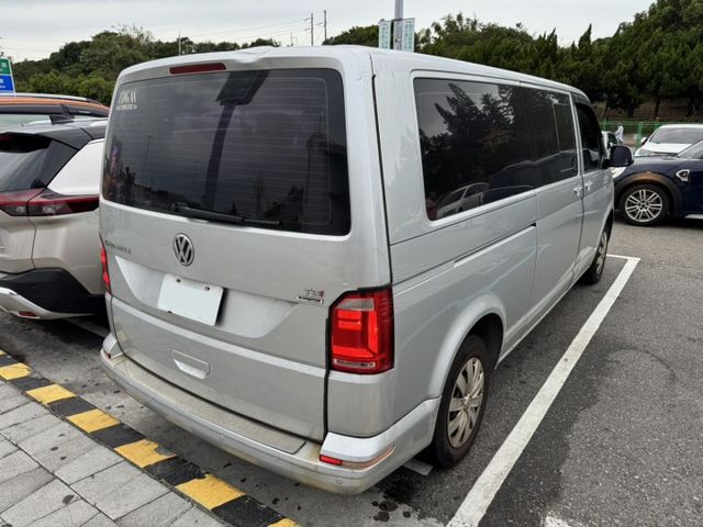 VW T6 CARAVELLE LWB手排 倒車雷達/恆溫空調/第三排座椅 原版件 稀有的商務車 定期保養已認證  第5張相片